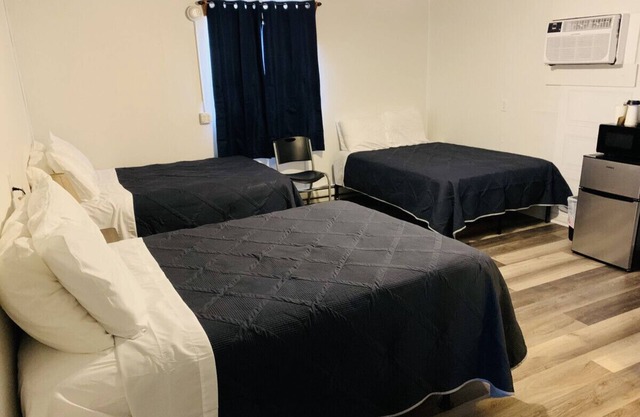 Room 21 - Triple Queen - Sleeps 6 - Harper Motel