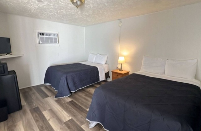 Room 24 - Standard Queen - Sleeps 4 - Harper Motel