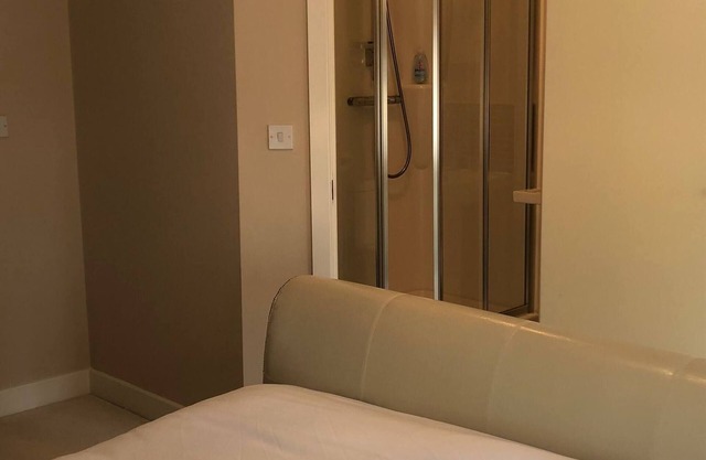 Room-cozy Sheffield Guest Room With Shar