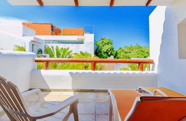 Room in B&B - Deluxe Jacuzzi Balcony Room With Swimming Pool Air Conditioning and Parking