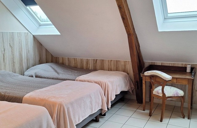 Room 'Le Meslay N°9 - Chambre 4 Pers' with Shared Terrace, Shared Garden and Wi-Fi