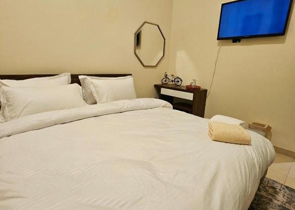Room with bathroom near beach walk la mer beach Oima leasing property