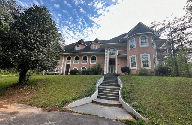 Roomy & Newly Renovated Guest House, Kitchen, Desk, Pet Friendly, Shared Patio!