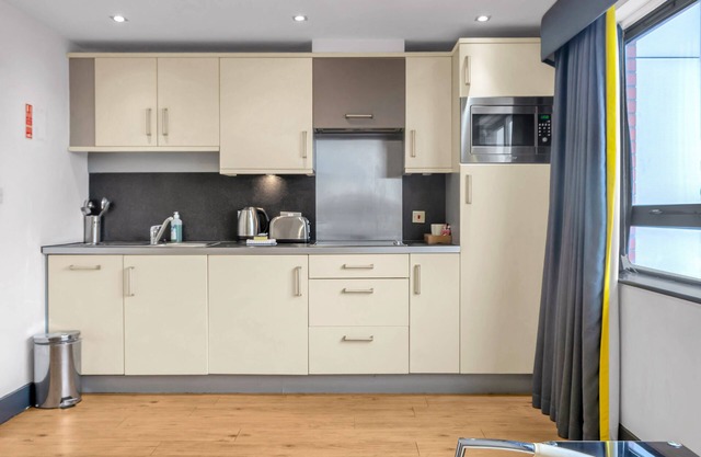 Roomzzz Leeds City West