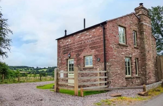 ROSE COTTAGE, pet friendly, character holiday cottage in Welsh Newton