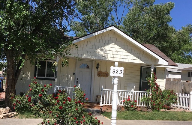 Rose Haven Cottage is a small comfortable home. In the heart of Montrose.