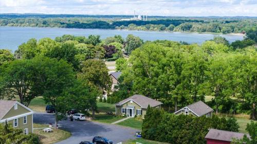 Rose Hill Cottage Lake Views & Mansion Grounds