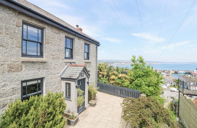 ROSE VILLA, pet friendly, country holiday cottage in Newlyn