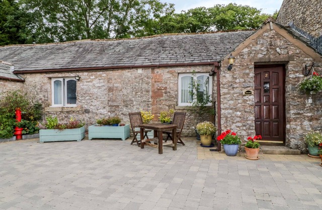 ROSEGARTH COTTAGE, pet friendly, character holiday cottage in Newby