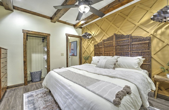 Rosewood Cottage Walk to Park Hot Tub Arcade Fire Pit Downtown 3 Min