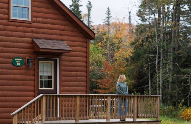 Rosewood Villa, Brand new 2 bedroom log cabin!
