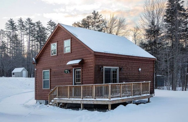 Rosewood Villa: Cozy Log Cabin Near Ski Resorts