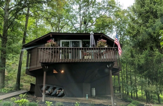 Round Cabin - 5 min to Bedford - Deck - Hike- Golf - Across Omni Bedford Springs