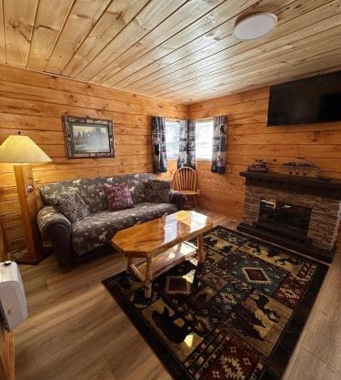 Rowe's Adirondack Cabins of Schroon Lake