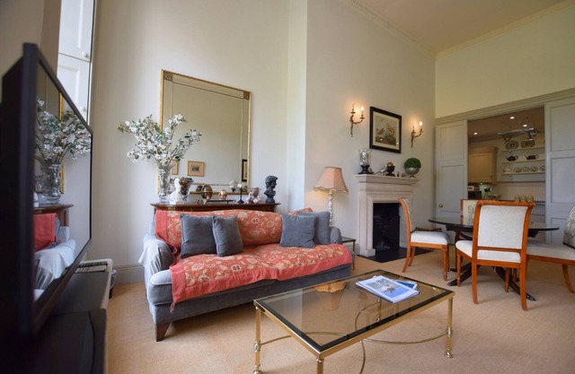 Royal Crescent Prospect - classic, sumptuous Georgian apartment overlooking The Crescent