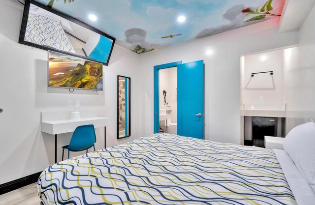 Royal Hawaiian Inn - Mid City, Los Angeles