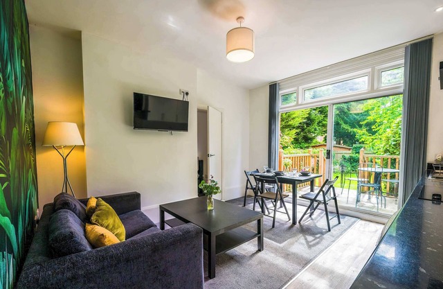 Ruby Suite Moseley Mews by StayStaycations