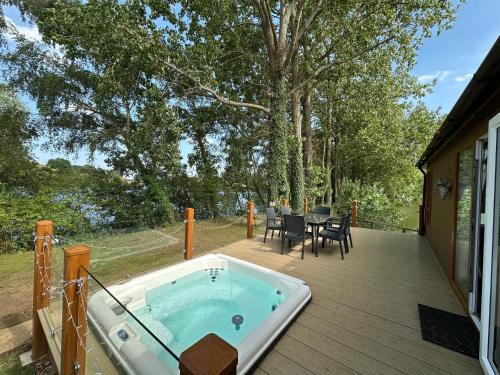 Rudd lake Luxury lakeside lodge with fishing & hot tub@Tattershall