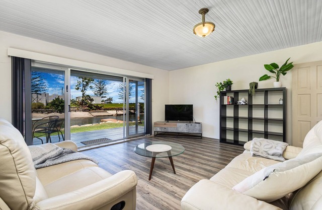 Runaway Bay Waterfront Delight
