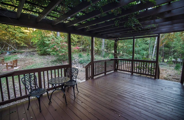 Rural Hillside Retreat/Charming 3 Bedroom with Hot Tub and Mountain Views