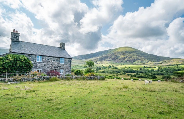 Rural retreat in the mountains with far reaching views | Pwll-Y-March