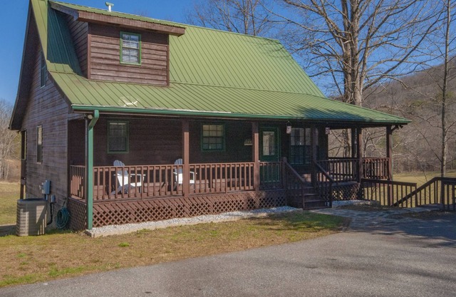 Rushing Waters Cabin in Young Harris Ga. Internet, fire pit and hot tub