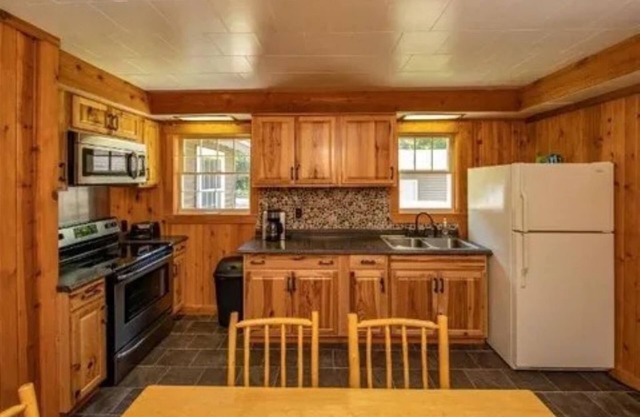 Rustic 3-bedroom Cabin in Forest Lodge on High Lake
