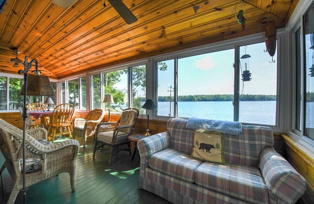 Rustic and charming cottage on the edge of Long Lake boasting stunning views!
