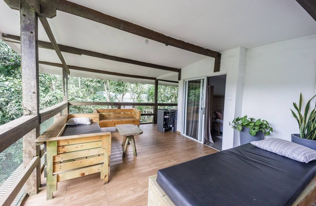 Rustic and unique private room with large wraparound balcony up in the Trees!