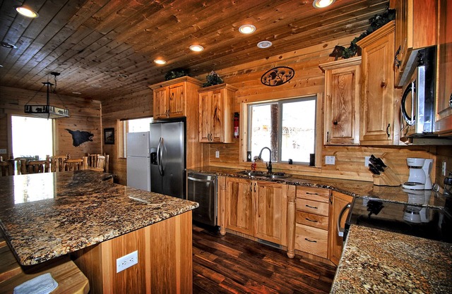 Rustic Cabin Getaway, New Hot Tub