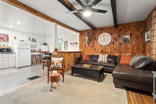 Rustic Cabin Getaway Close to Everything Fun!