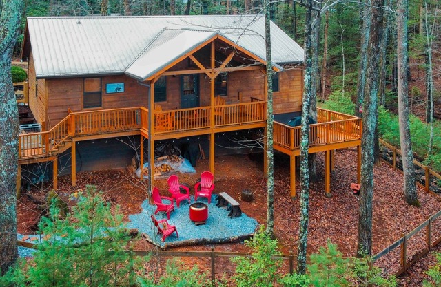 Rustic charmer w/mountain views, fireplace, grill, yard-Dogs Welcome