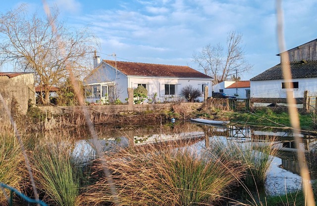Rustic cottage in Vendée Marshes, near beaches