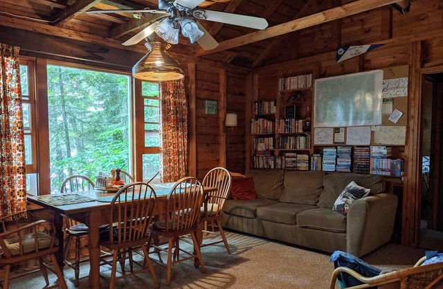 Rustic cottage on beautiful Wood Lake, perfect for families and couples