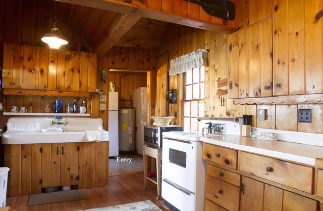 Rustic Cottage On The Water With Beautiful Views. Relax
