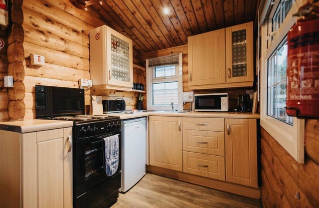 Rustic & Cozy 2 Bed Log Cabin Retreat