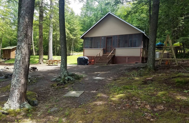 Rustic & Cozy Cabin – Steps away from beautiful Salmon Lake
