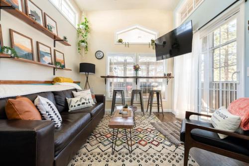 Rustic Escape Fireplace, BBQ Grill & Scenic Views