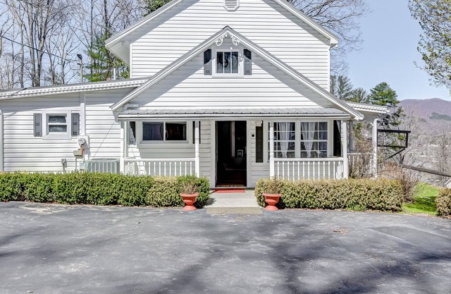 Rustic escape with fireplace, firepit, Ping-Pong, basketball & AC - dog-friendly