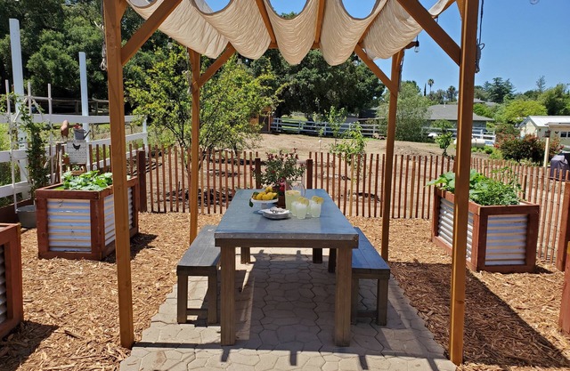 Rustic farm stay with fresh eggs and animals. Nearby wineries/hiking!