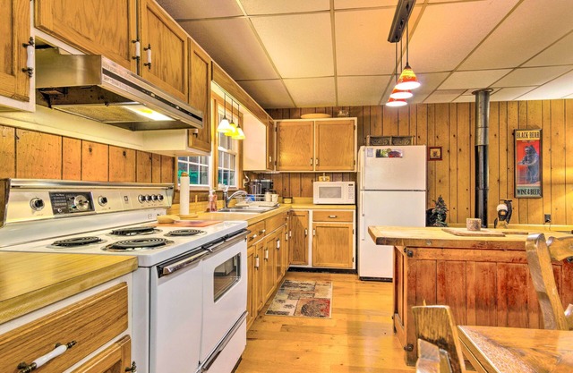 Rustic Linville Falls Cottage w/Fire Pit!