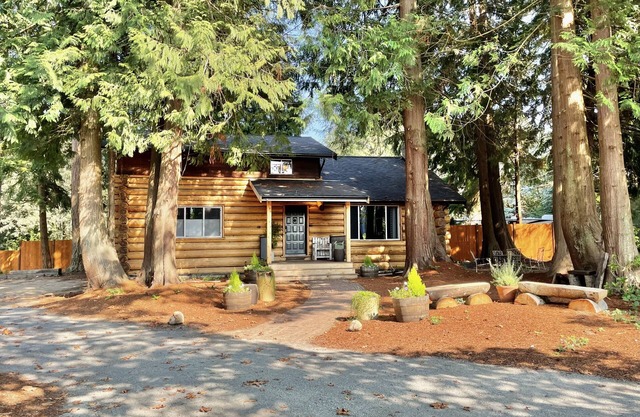 Rustic Log Home Escape - Lodge Comfort & Outdoor FirepitnPeaceful retreat