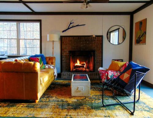 Rustic Mountain Cabin with Porch & Fire Pit in New Market, Virginia