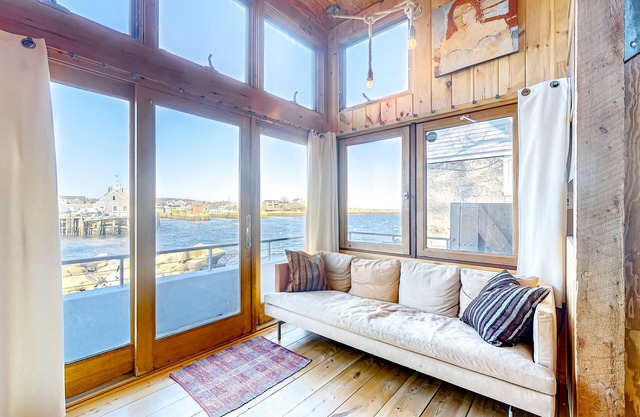 Rustic Oceanfront Studio on Rockport Harbor, Wifi, Loft