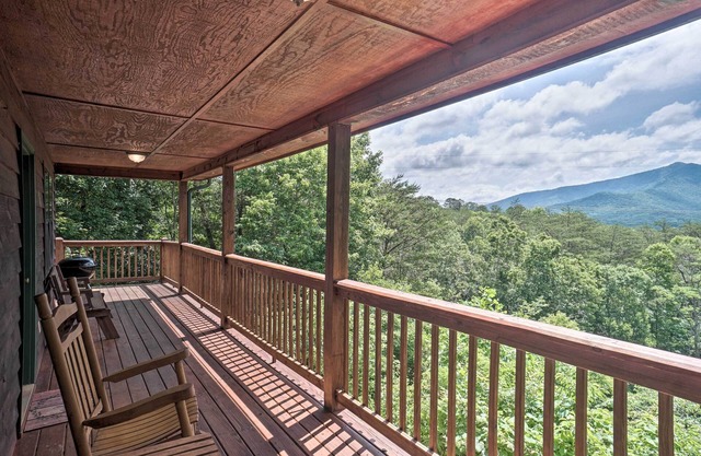 Rustic Young Harris Cabin w/Fire Pit & Views
