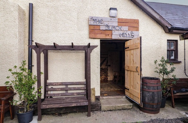 RUSTY BARN, pet friendly, character holiday cottage in Castlerock
