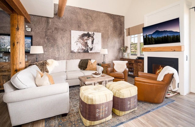 Saddle Ridge D3 (3-Bedroom Condo) with Mountain view by Moonlight Basin Lodging