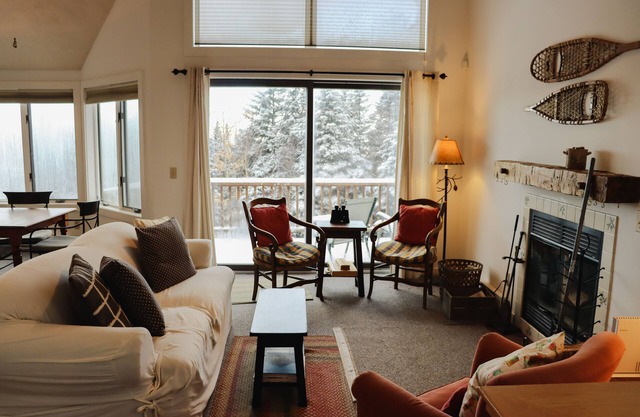 Saddleback - Rock Pond Condo 43 - ski in/out, pet friendly!