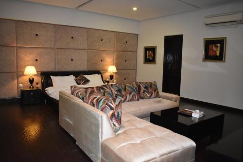 Safari Club 1