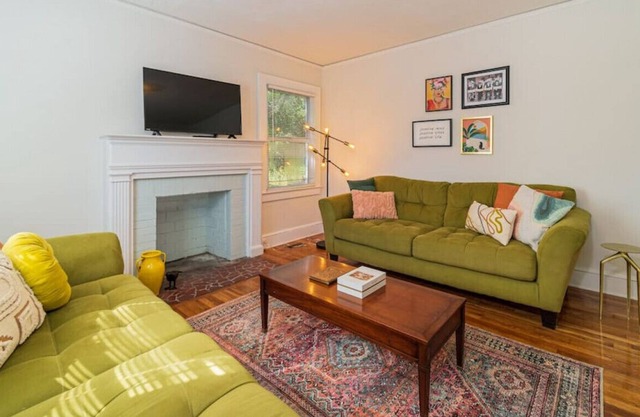 Sage Submarine- Pet Friendly Home 2 mi to Downtown